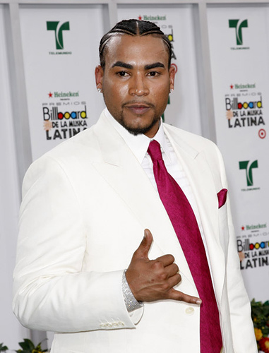 don omar. Ooh, ooh, Don Omar is being sued for child support. Ooh.